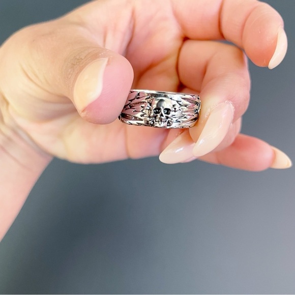 925 Sterling Silver Men's Skull Ring - Picture 5 of 8